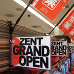 エコキャッチャー：パチンコホール店内フラッグ・プレートPOPディスプレイの様子：ZENT 佐野店 ／ 栃木県佐野市：関東甲信越のオリエンタライズ施工事例